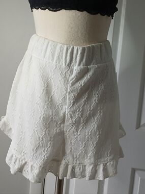 SO White Eyelet Ruffle Shorts. Size Large. New w/ Tags.